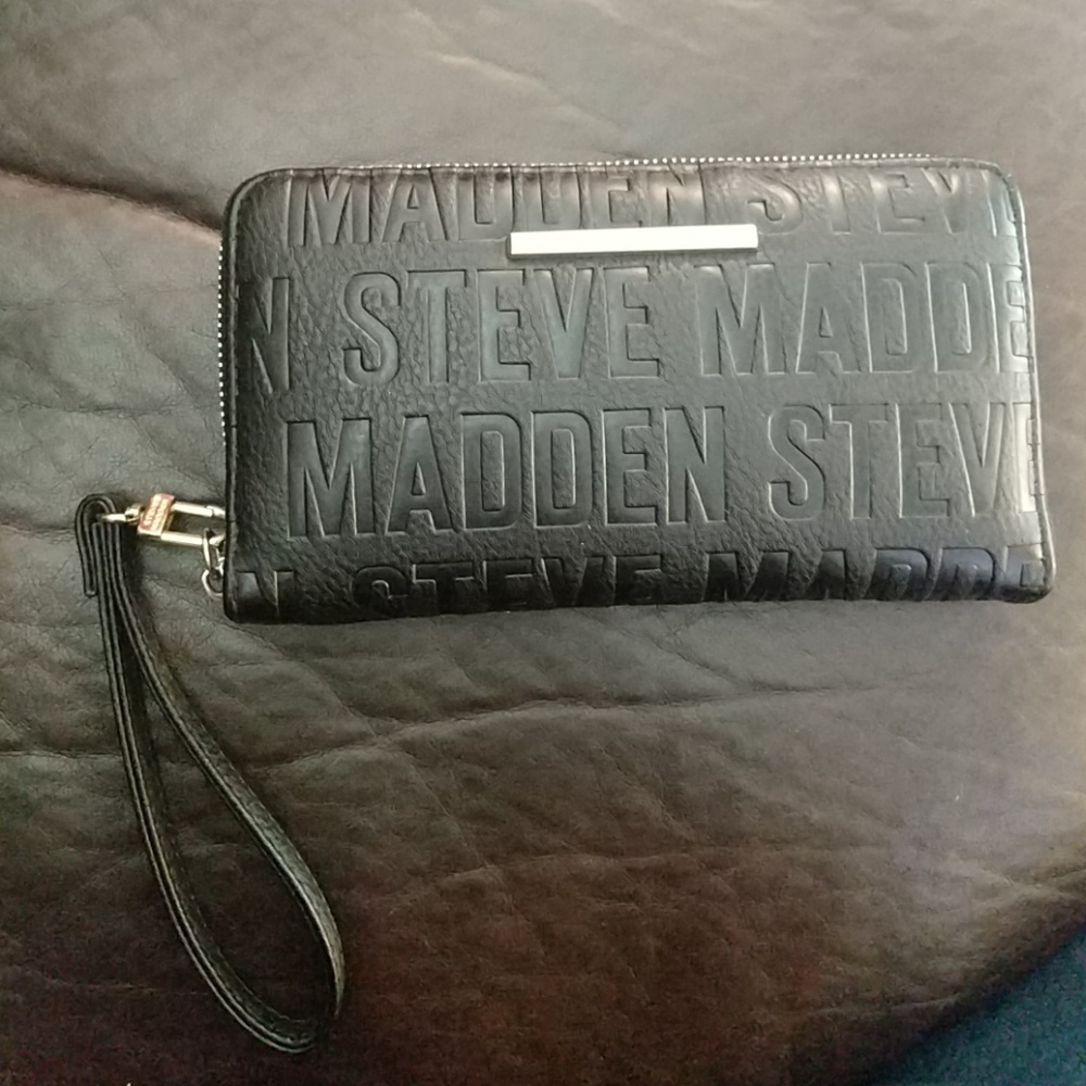 Gorgeous Steve Madden wristlet